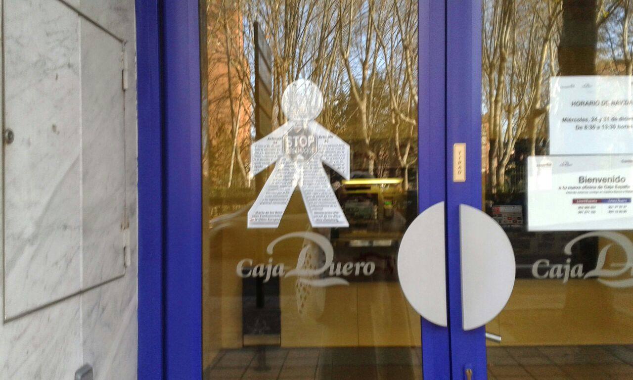 Stop Desahucios empapela los bancos de Valladolid