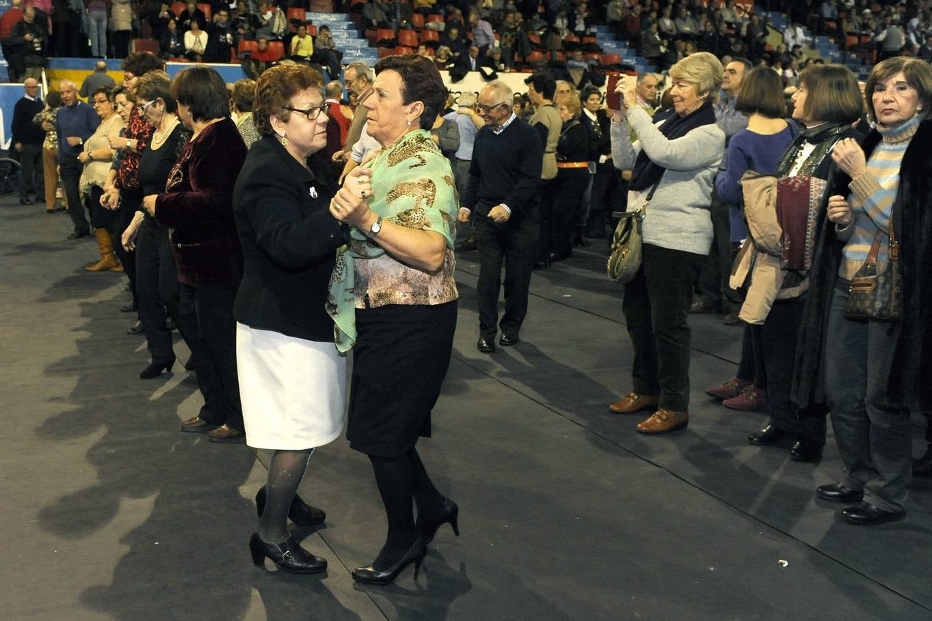 Fiesta de los mayores en el pabellón Huerta del Rey