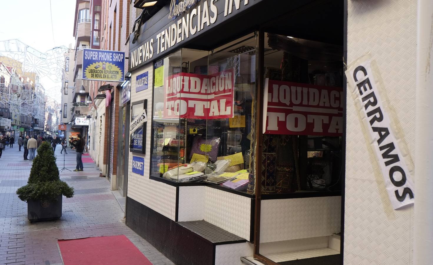 Las compras de última hora colapsan los comercios de Valladolid antes de la noche de Reyes