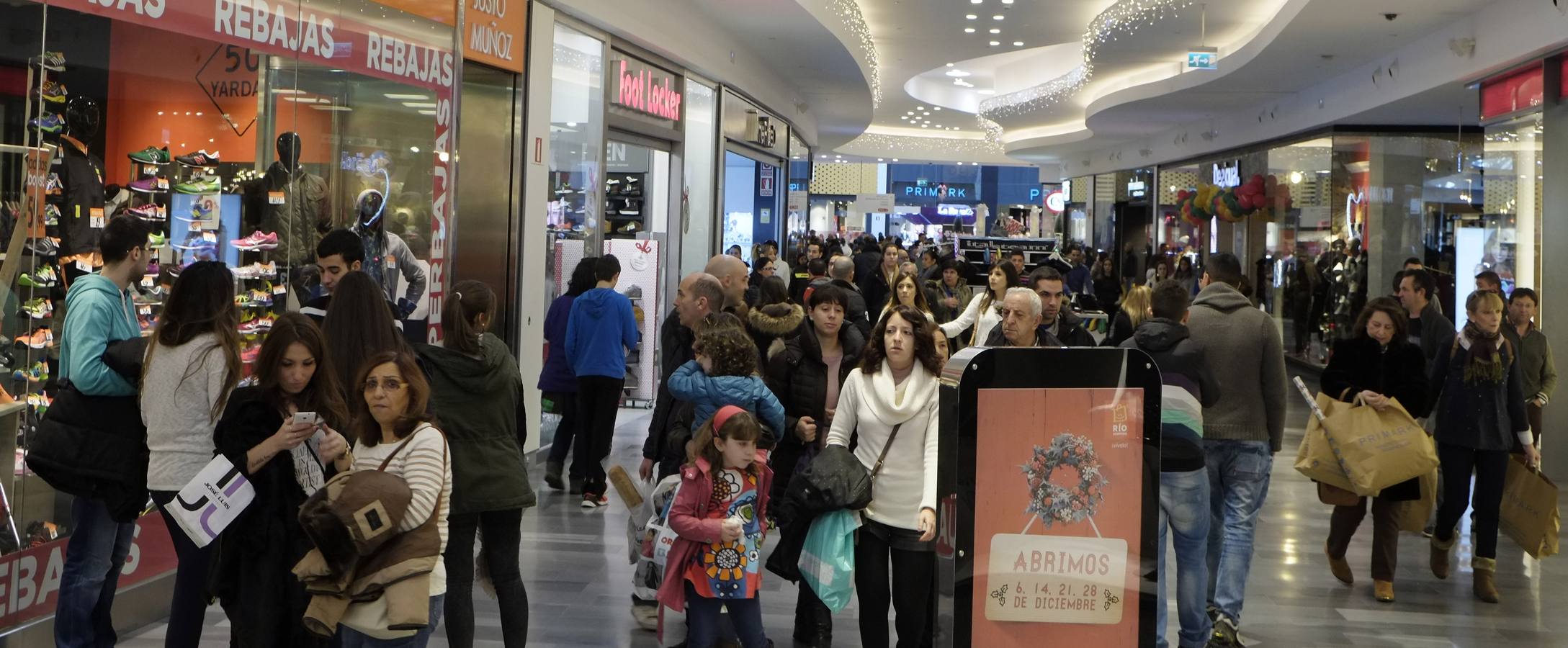 Las compras de última hora colapsan los comercios de Valladolid antes de la noche de Reyes