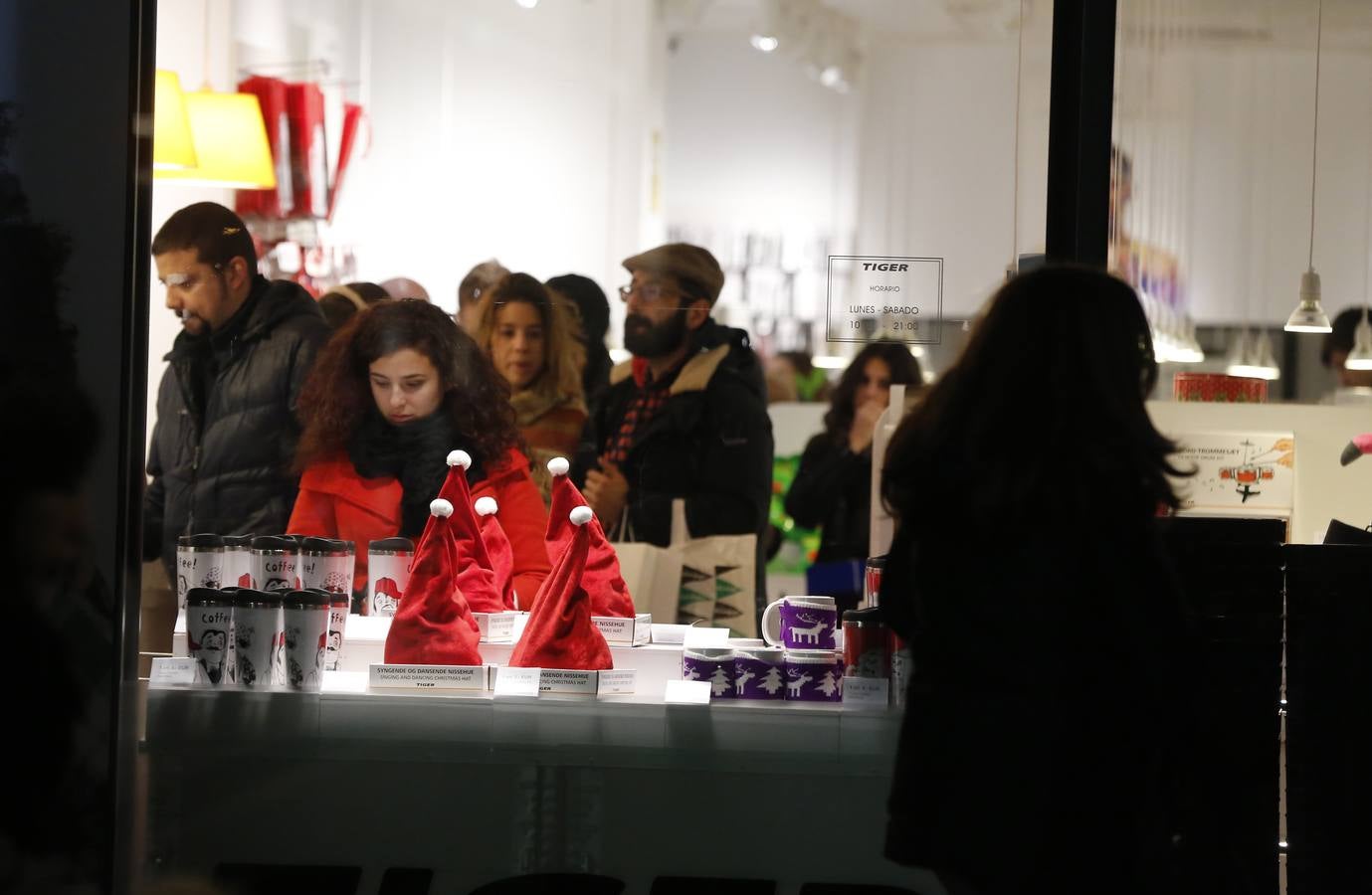 Las compras de última hora colapsan los comercios de Valladolid antes de la noche de Reyes