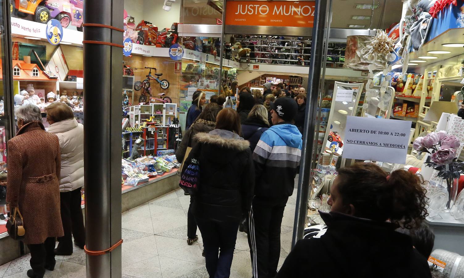 Las compras de última hora colapsan los comercios de Valladolid antes de la noche de Reyes