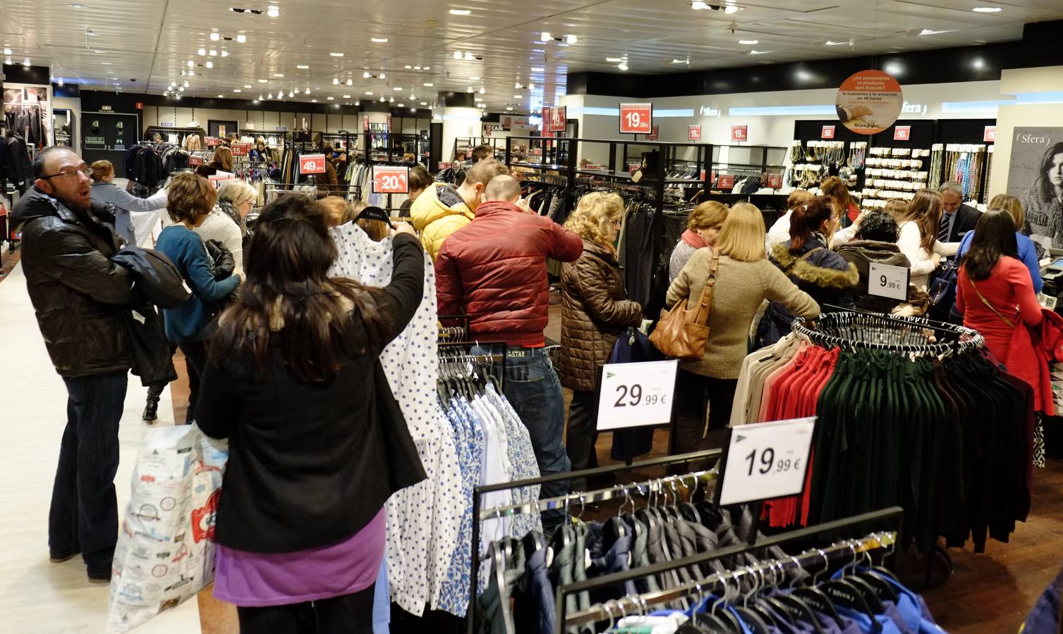Las compras de última hora colapsan los comercios de Valladolid antes de la noche de Reyes