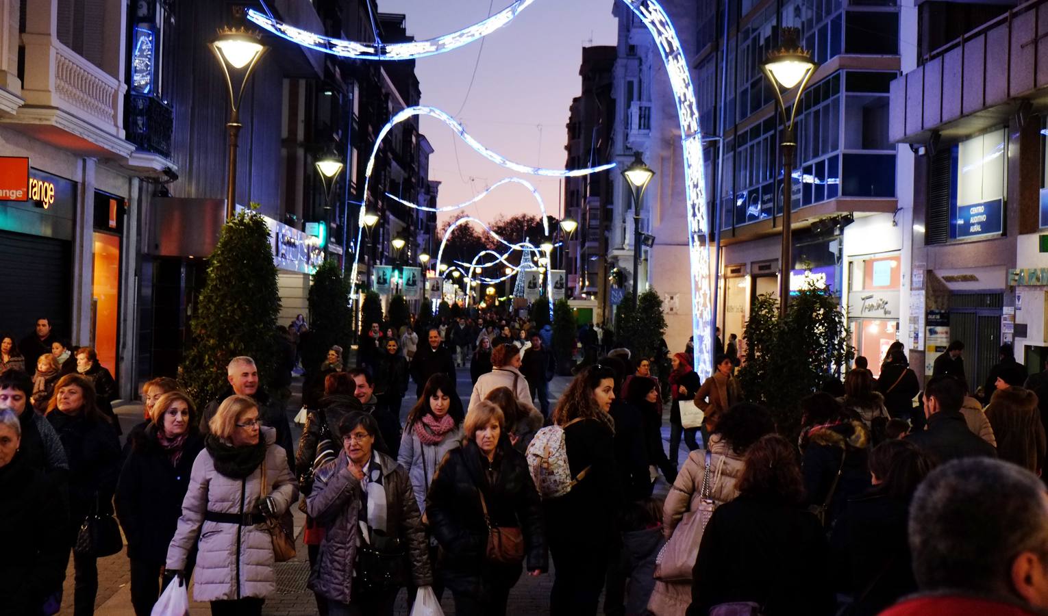 Las compras de última hora colapsan los comercios de Valladolid antes de la noche de Reyes