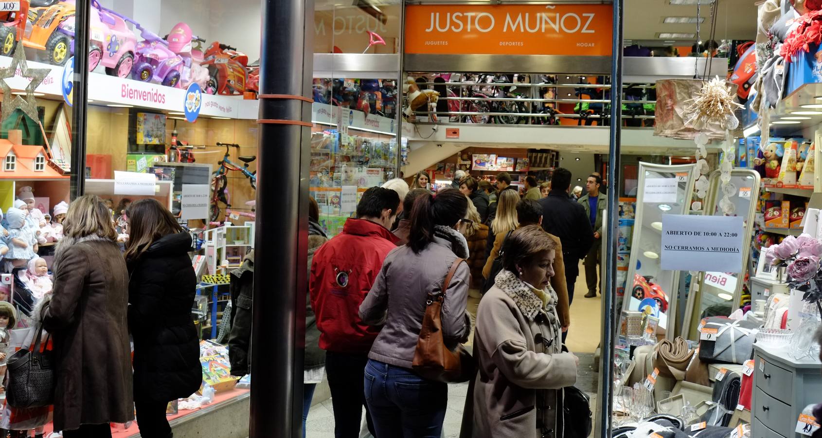 Las compras de última hora colapsan los comercios de Valladolid antes de la noche de Reyes