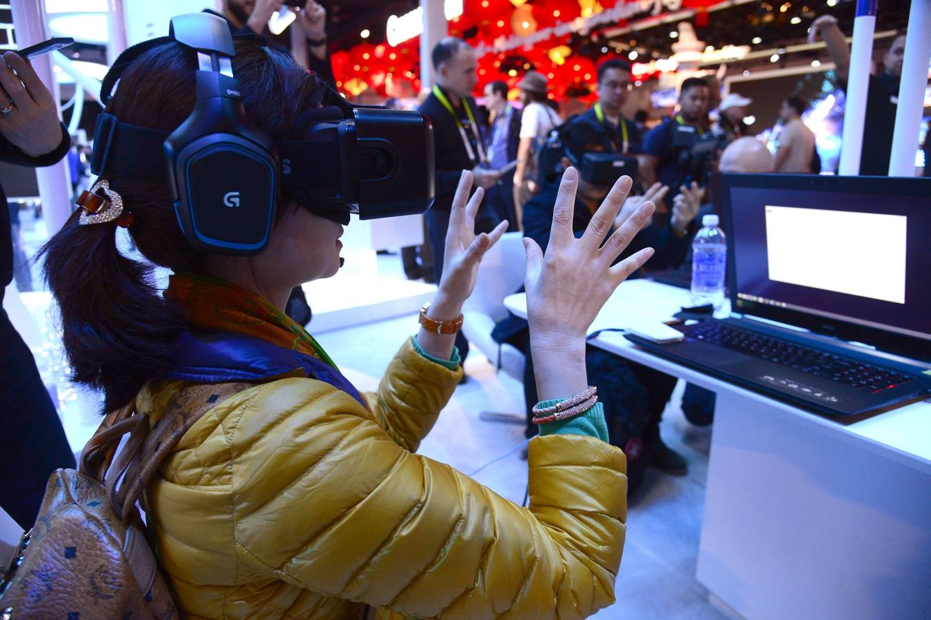 Una mujer utiliza un dispositivo de realidad virtual Altspace.