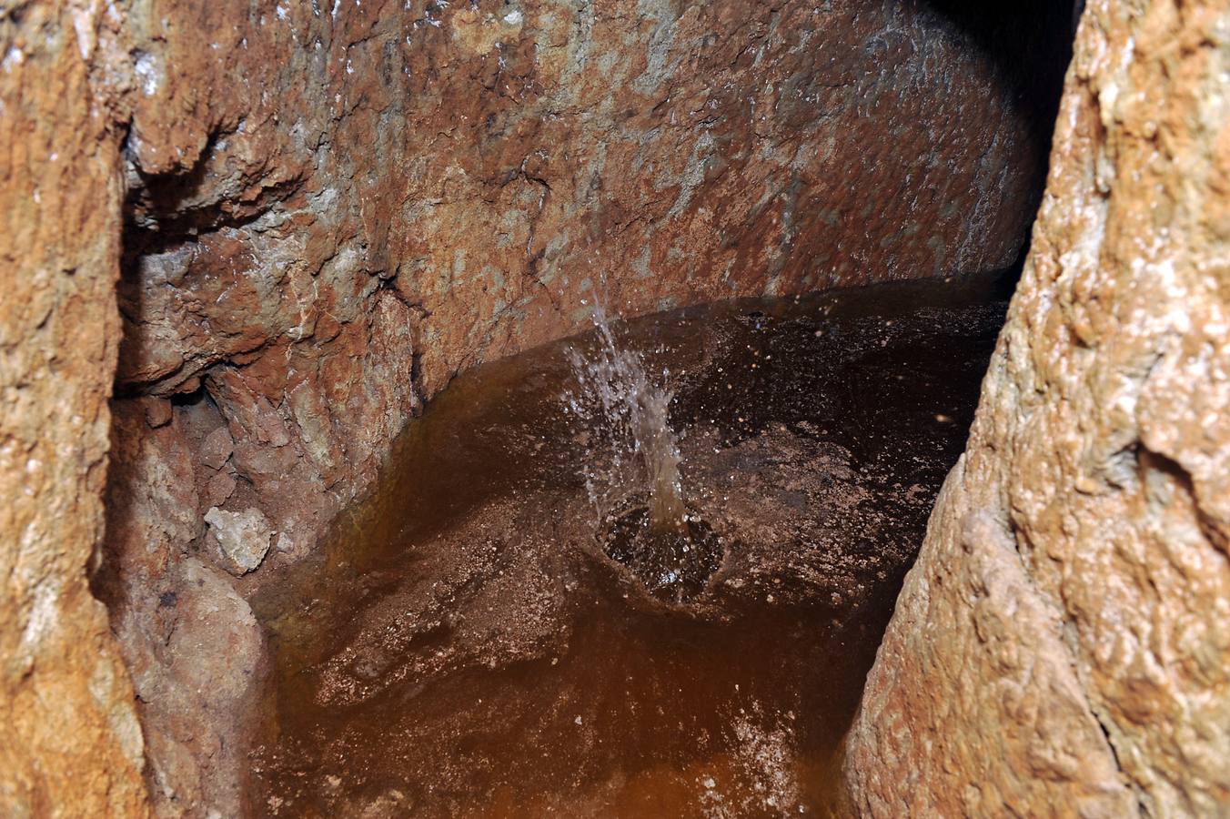 Socavón en una vinoteca de Tordesillas