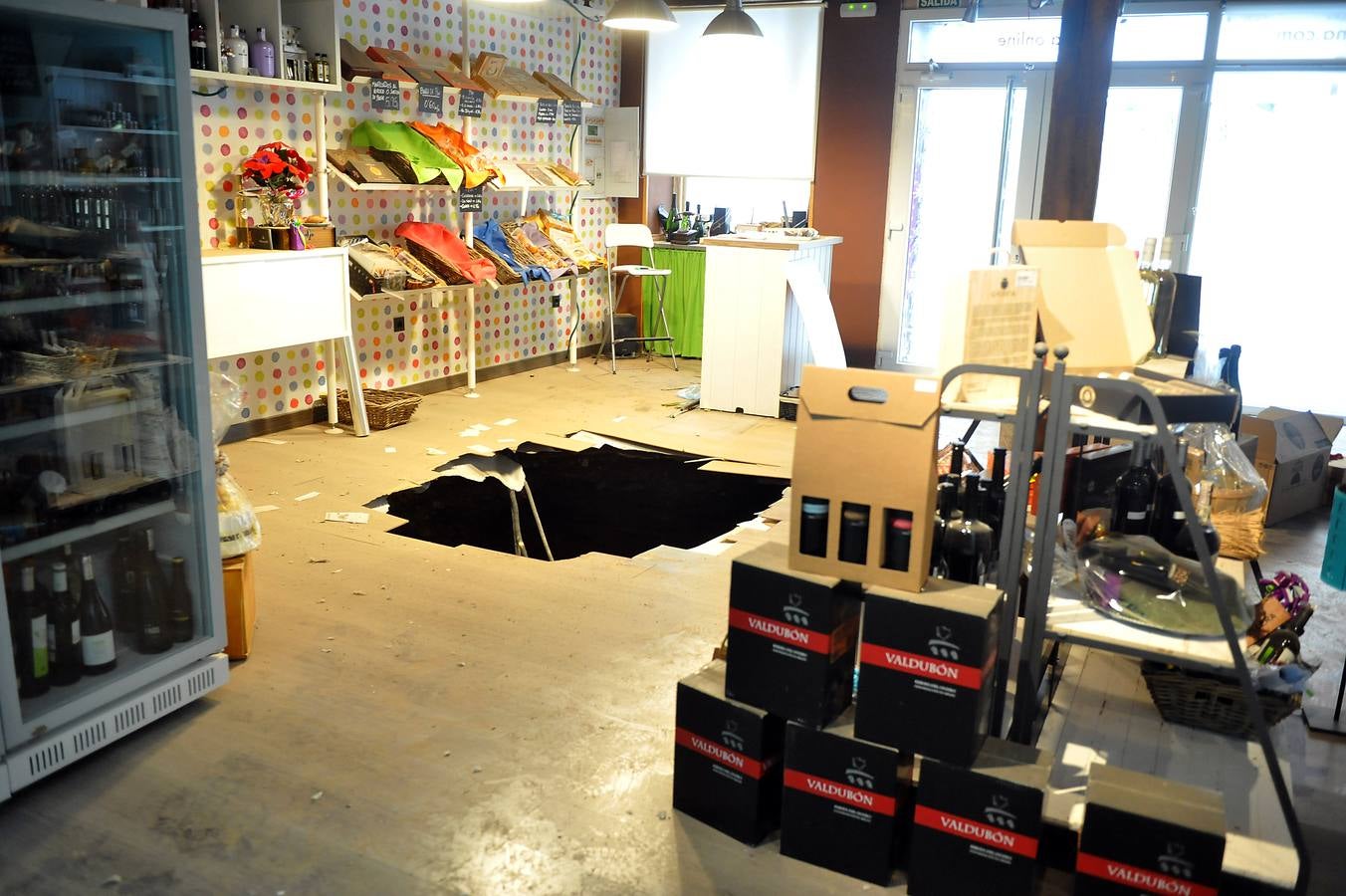 Socavón en una vinoteca de Tordesillas