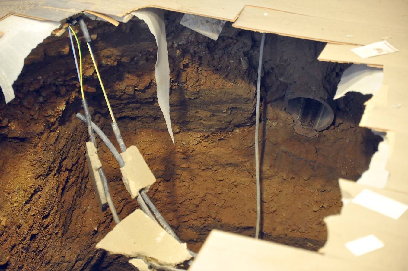 Socavón en una vinoteca de Tordesillas