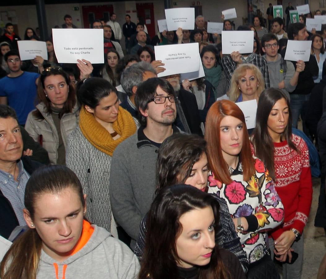 Concentración por la libertad de expresión en el campus María Zambrano de Segovia