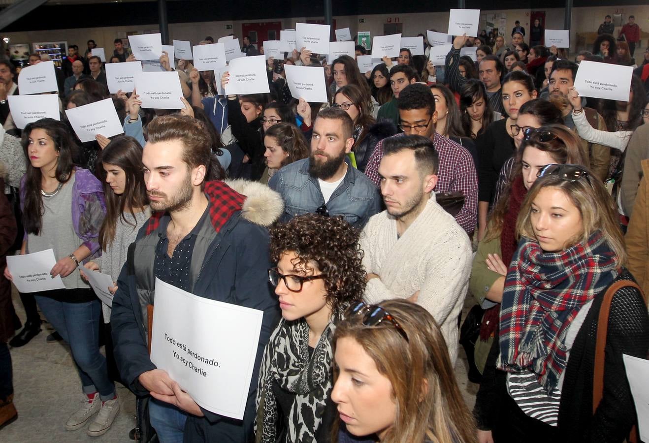 Concentración por la libertad de expresión en el campus María Zambrano de Segovia