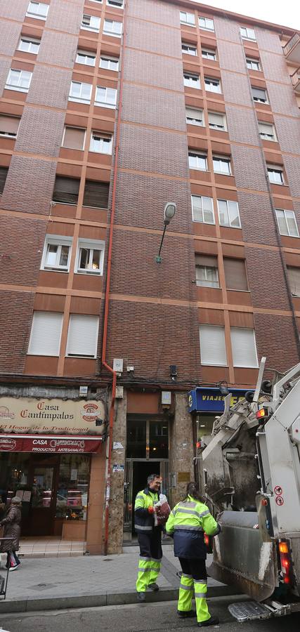 Enero 2015. Operarios de Limpieza sacan las bolsas de basura del piso de un joven que sufre el síndrome de Diógenes en la plaza de la Cruz Verde.