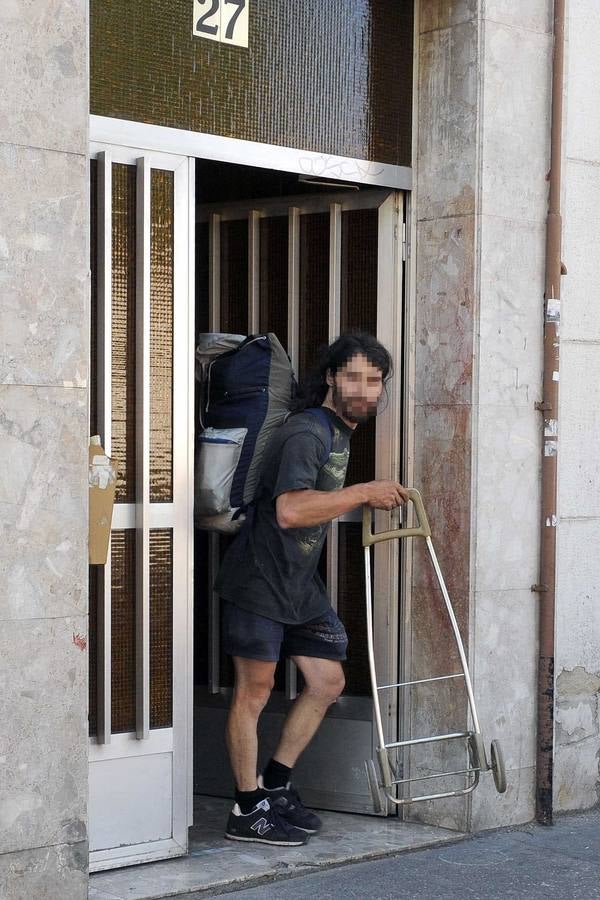 Julio 2012. El inquilno del número 27 del paseo de Farnesio sale del edificio tras ser desahuciado