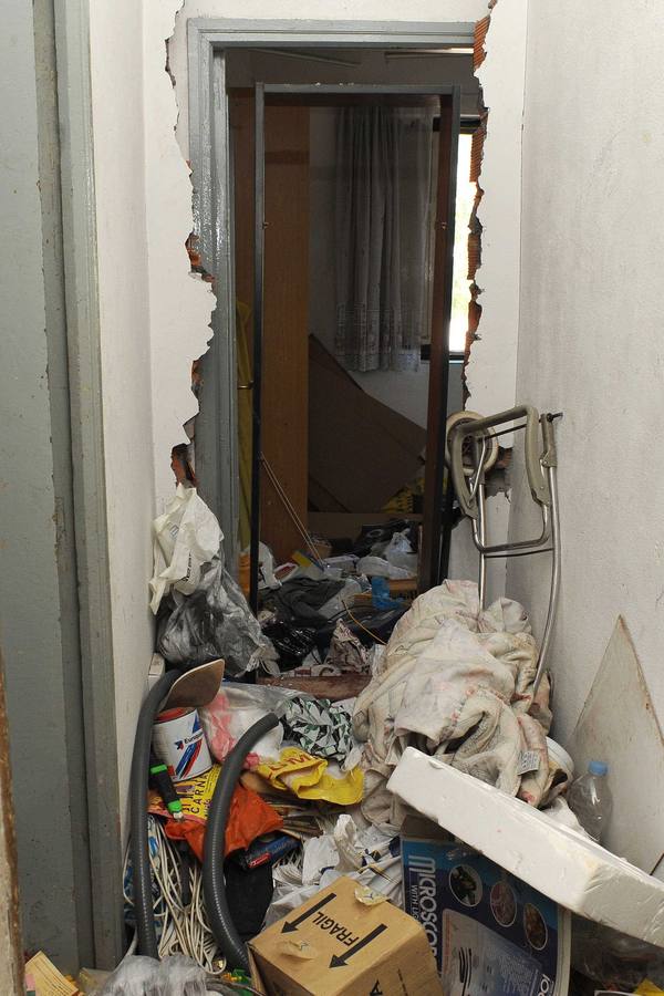 Julio 2012. Piso del edificio del número 27 del paseo de Farnesio lleno de basura tras ser desahuciado el inquilino.