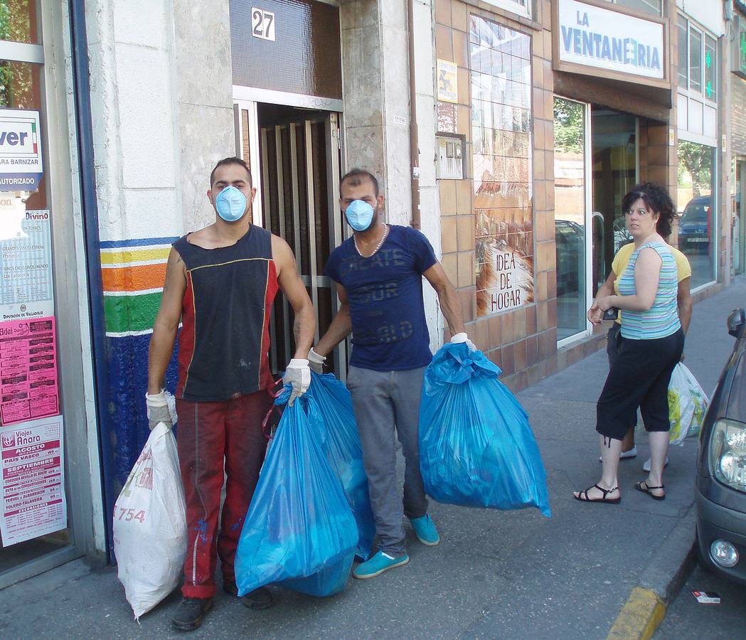 Julio 2012. Los operarios retiran la basura del piso del vecino desahuciado del número 27 del paseo de Farnesio.
