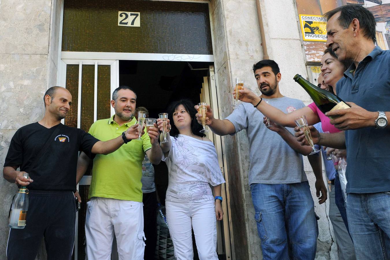 Julio 2012. Los vecinos del número 27 del Paseo de Farnesio brindan tras el desalojo del inquilino que les hacia la vida imposible.