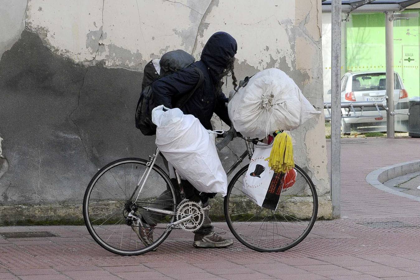 Febrero 2014. El inquilino recoge sus cosas de la Overuela durante el desahucio forzoso y se marcha en su bici hacia su casa de la Cruz Verde donde acumula toneladas de chatarra