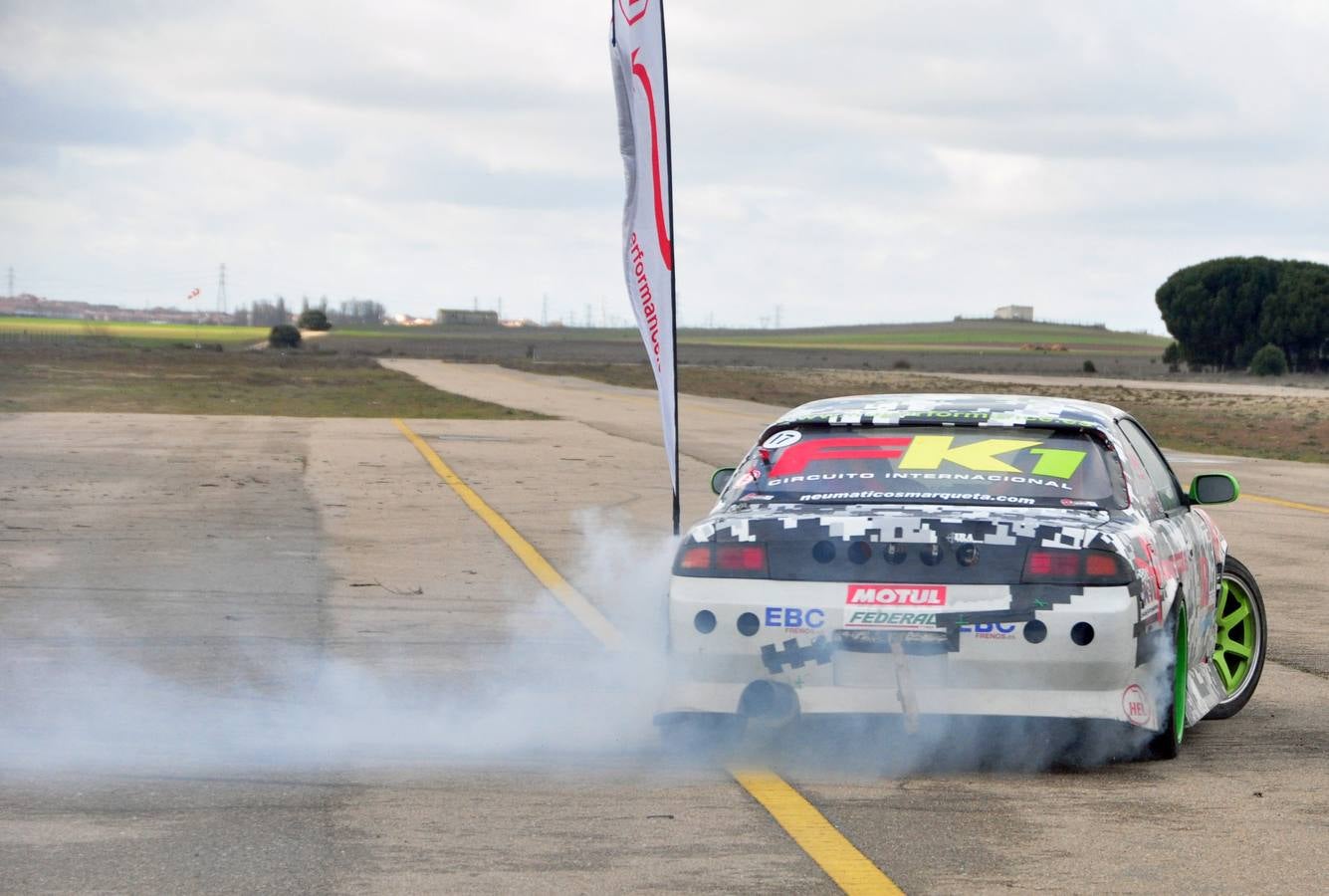 Exhibición de 'drifting' en el aeródromo de Matilla de los Caños.