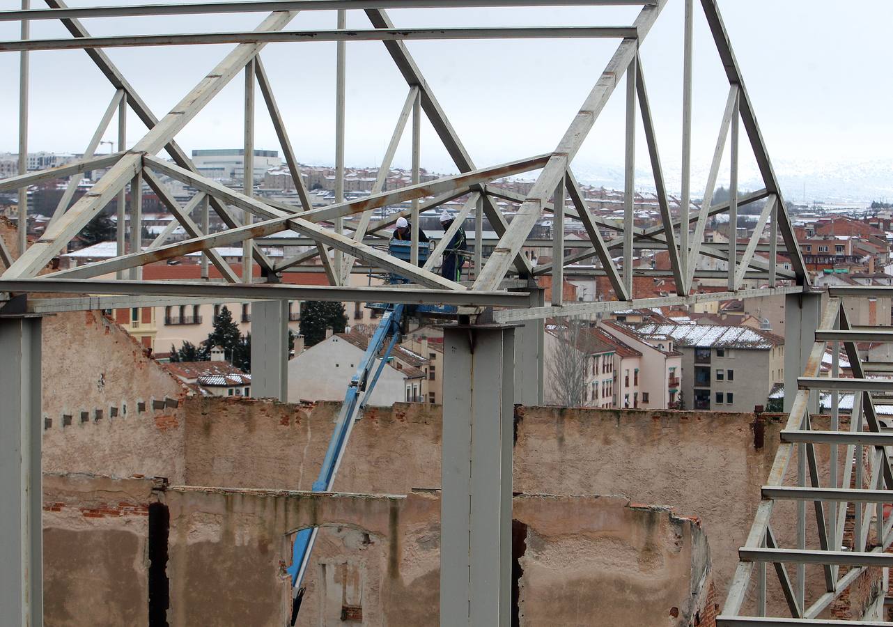 Retirada de la estructura metálica del Teatro Cervantes de Segovia