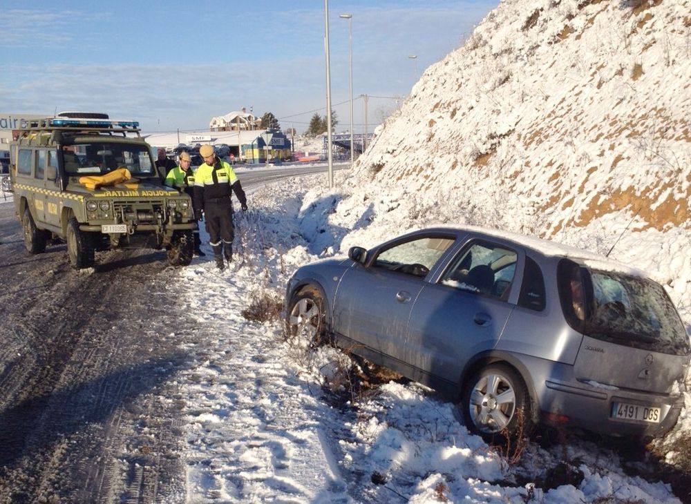 La Unidad Militar de Emergencias de León ayuda a los conductores &#039;atrapados&#039; por la nieve