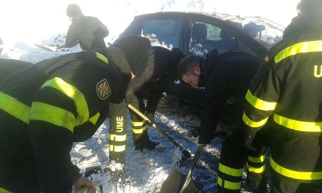 La Unidad Militar de Emergencias de León ayuda a los conductores &#039;atrapados&#039; por la nieve