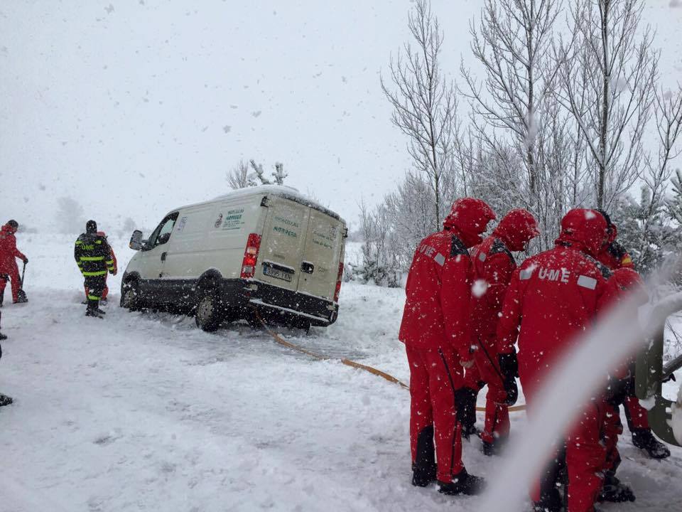 La Unidad Militar de Emergencias de León ayuda a los conductores &#039;atrapados&#039; por la nieve