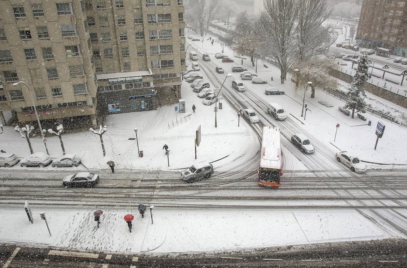 La ciudad de Burgos ha amanecido hoy cubierta por un manto de nieve de entre 10 y 15 centímetros.