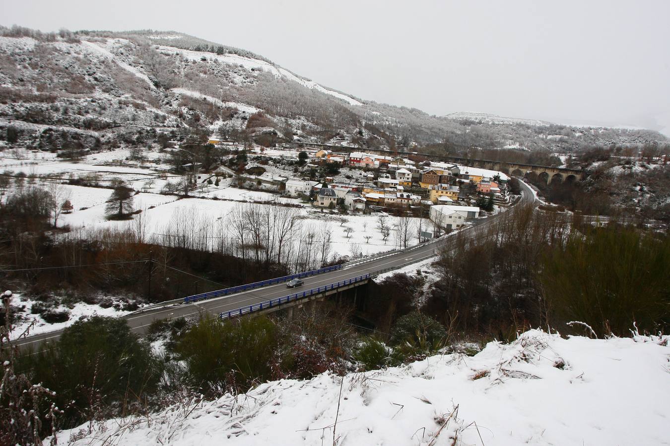 La carretera CL-631 a su paso por la localidad de Páramo del Sil (León), afectada por la nieve.