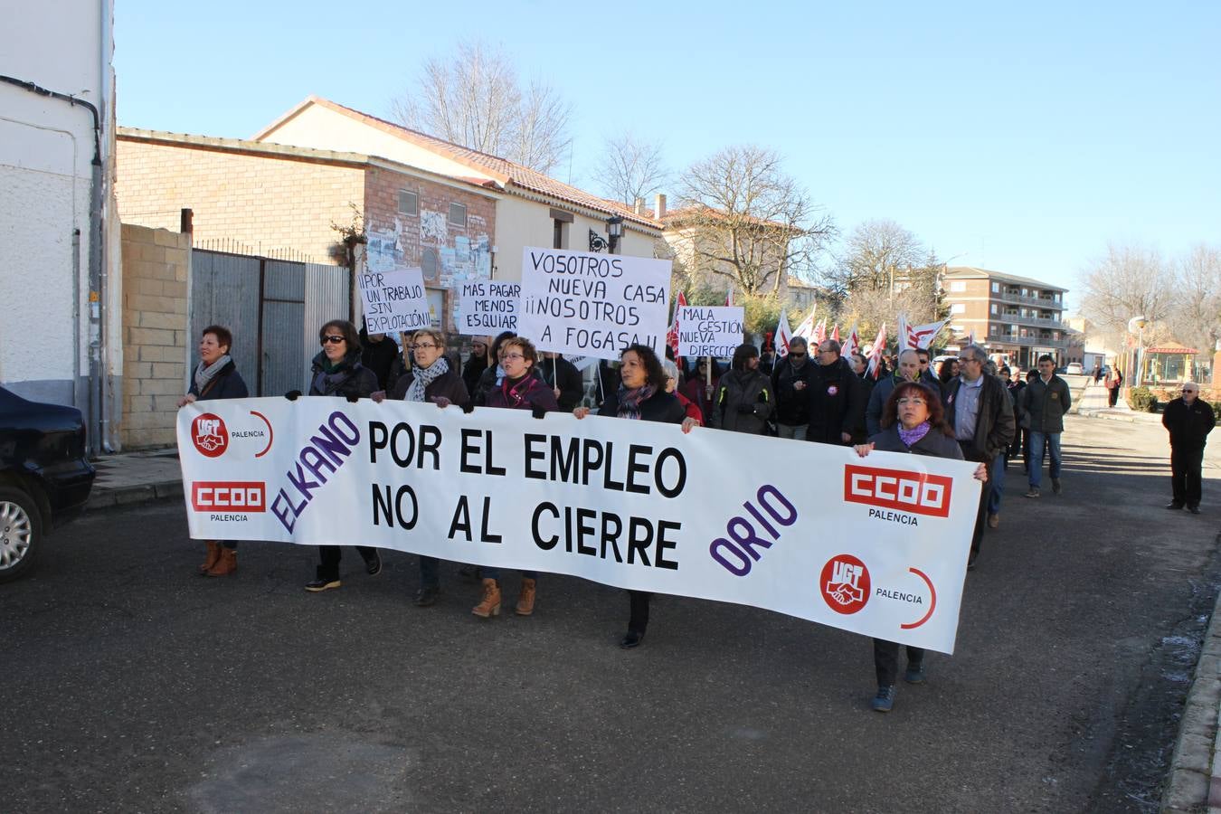 Los vecinos de Baltanás (Palencia) se manifiestan en apoyo a los trabajadores de Elkano y Orio