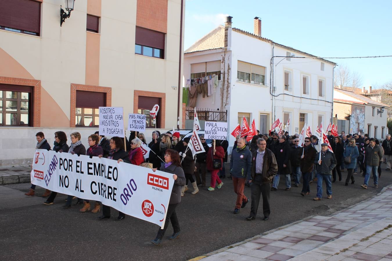 Los vecinos de Baltanás (Palencia) se manifiestan en apoyo a los trabajadores de Elkano y Orio