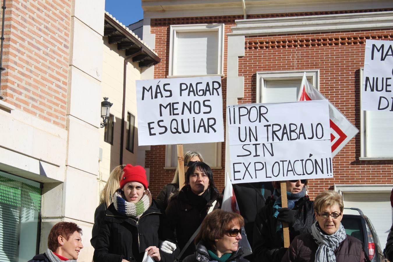 Los vecinos de Baltanás (Palencia) se manifiestan en apoyo a los trabajadores de Elkano y Orio