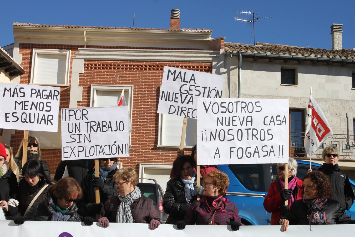 Los vecinos de Baltanás (Palencia) se manifiestan en apoyo a los trabajadores de Elkano y Orio