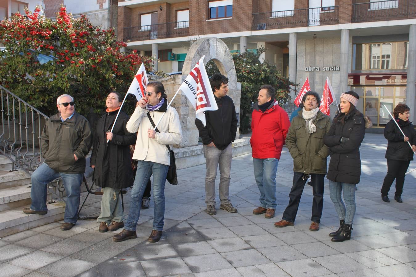 Los vecinos de Baltanás (Palencia) se manifiestan en apoyo a los trabajadores de Elkano y Orio