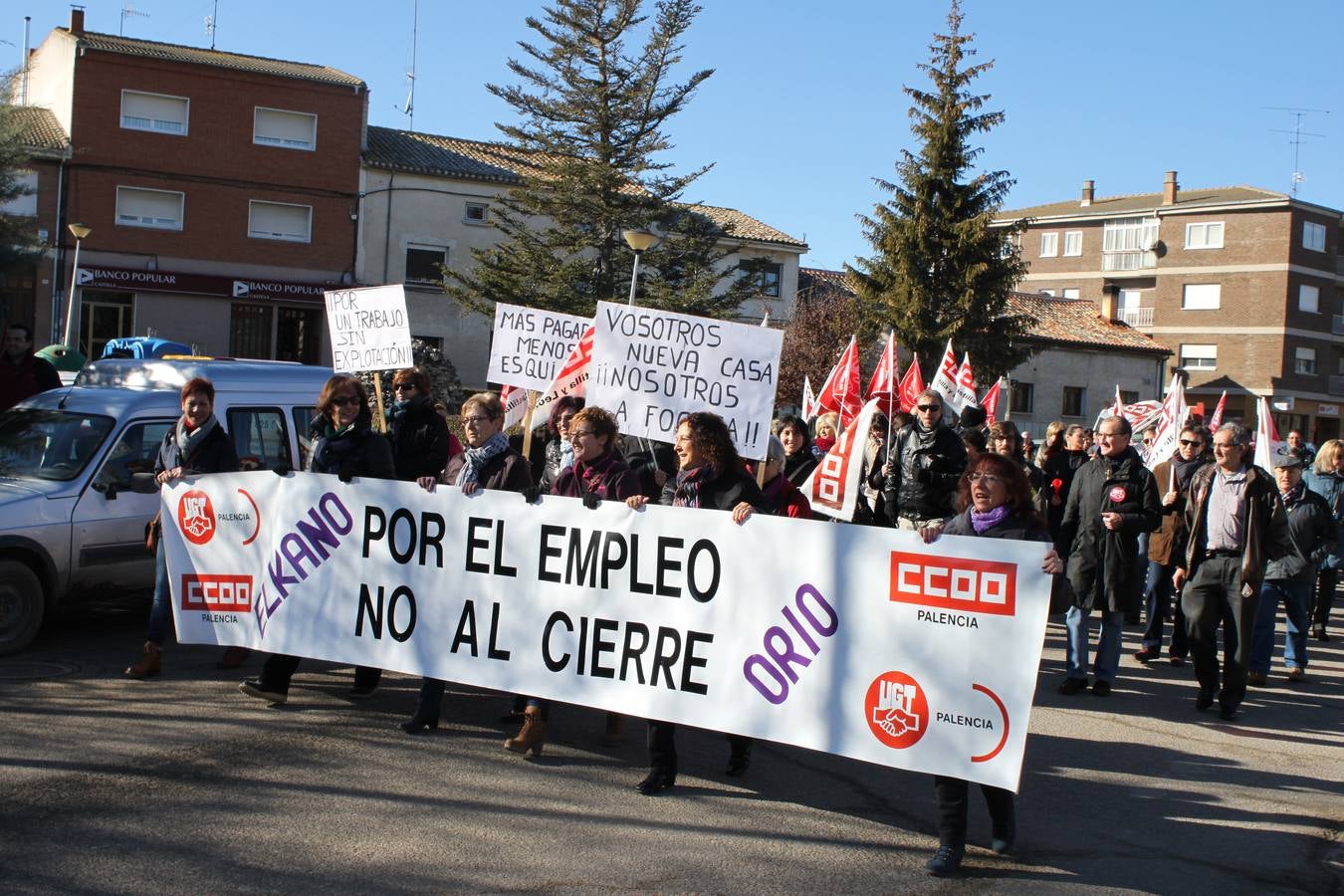 Los vecinos de Baltanás (Palencia) se manifiestan en apoyo a los trabajadores de Elkano y Orio