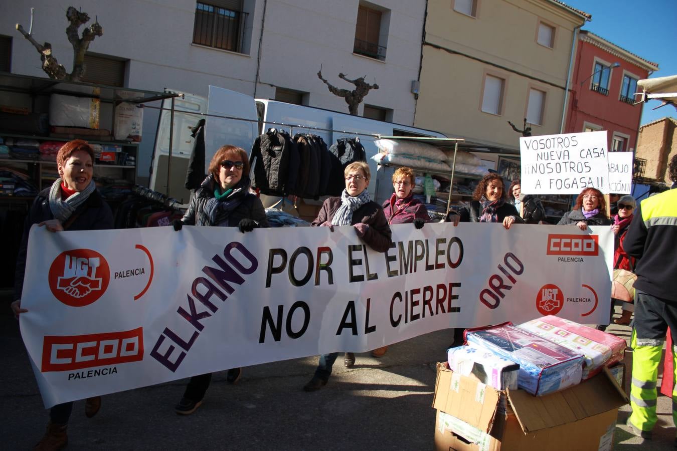 Los vecinos de Baltanás (Palencia) se manifiestan en apoyo a los trabajadores de Elkano y Orio