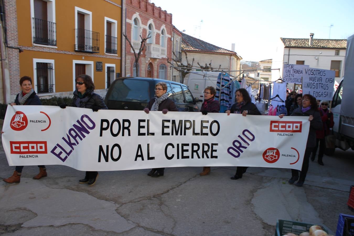 Los vecinos de Baltanás (Palencia) se manifiestan en apoyo a los trabajadores de Elkano y Orio