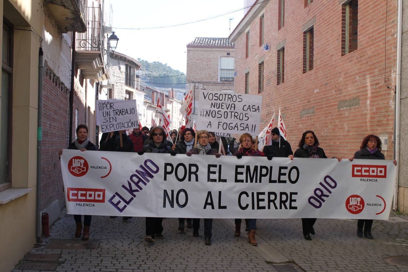 Los vecinos de Baltanás (Palencia) se manifiestan en apoyo a los trabajadores de Elkano y Orio