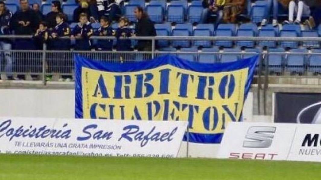 Pancarta adaptada a la campaña anti-insultos en un estadio español.