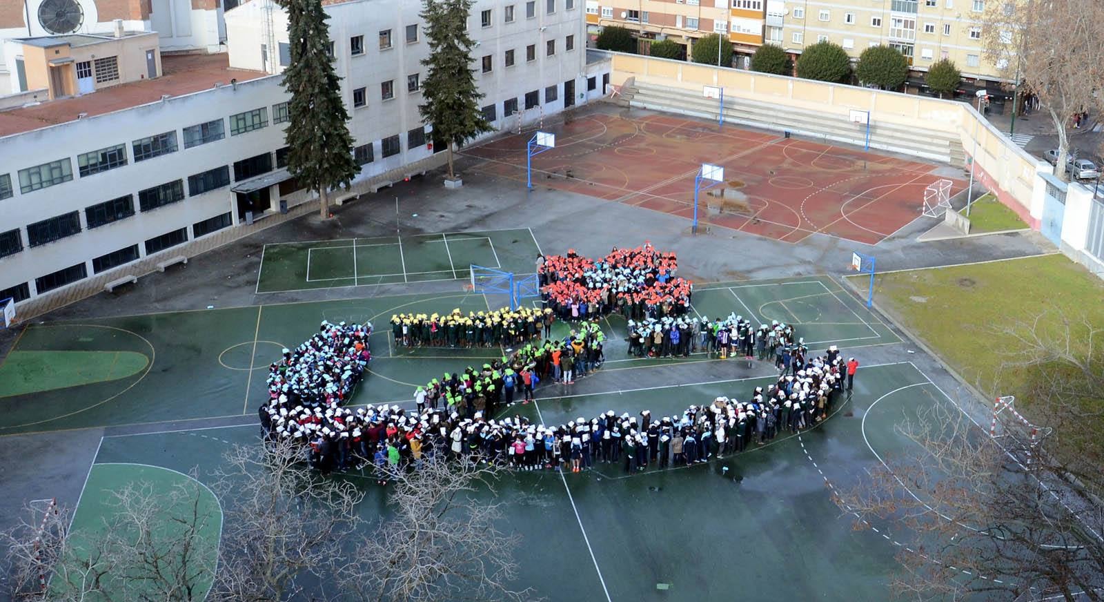 El colegio La Enseñanza ha realizado la figura de una bota que se libera de las ataduras para dar salida a una flor, como sí­mbolo de paz.