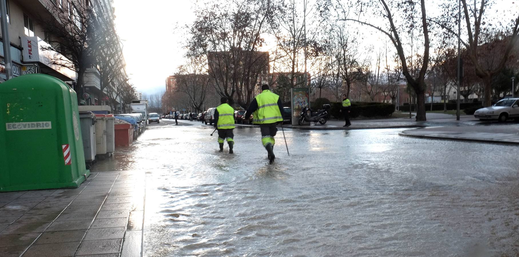 El reventón de un tubería inunda un carril del Paseo de Zorrilla