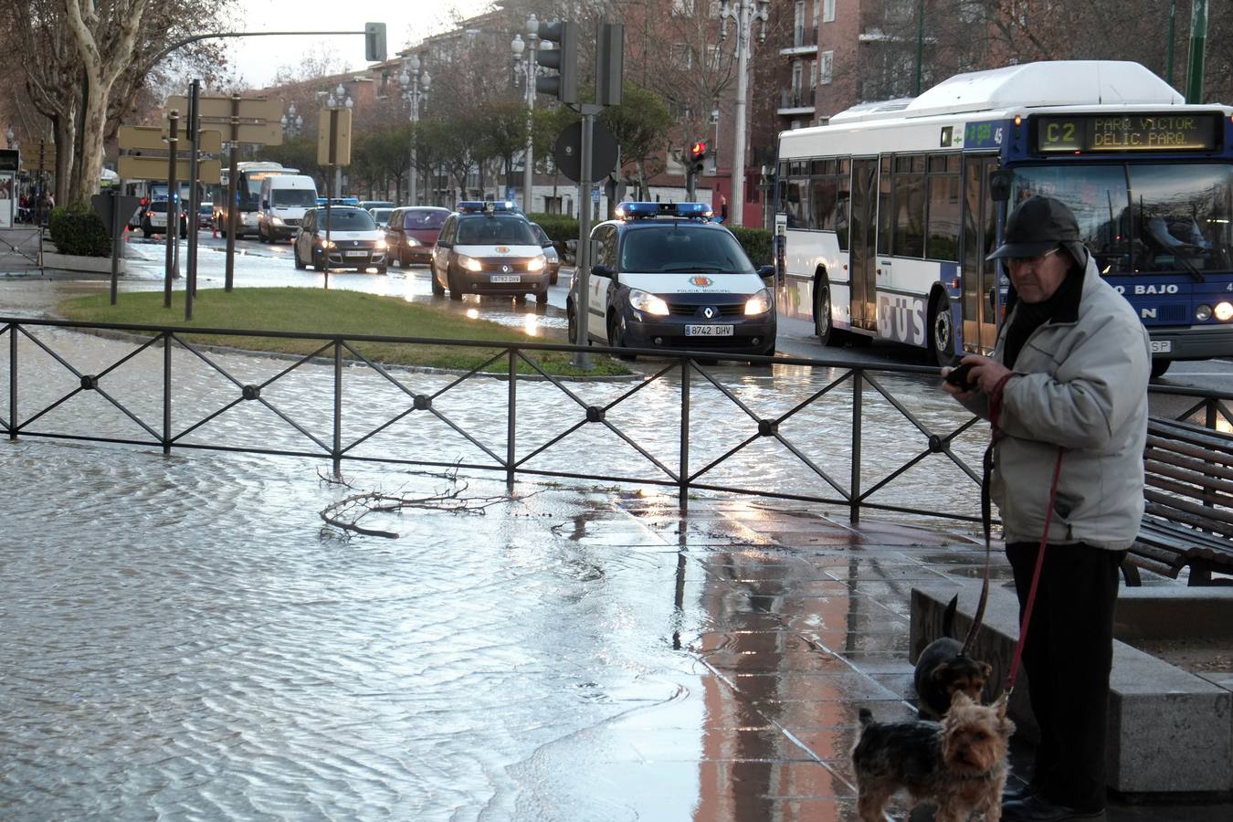 El reventón de un tubería inunda un carril del Paseo de Zorrilla