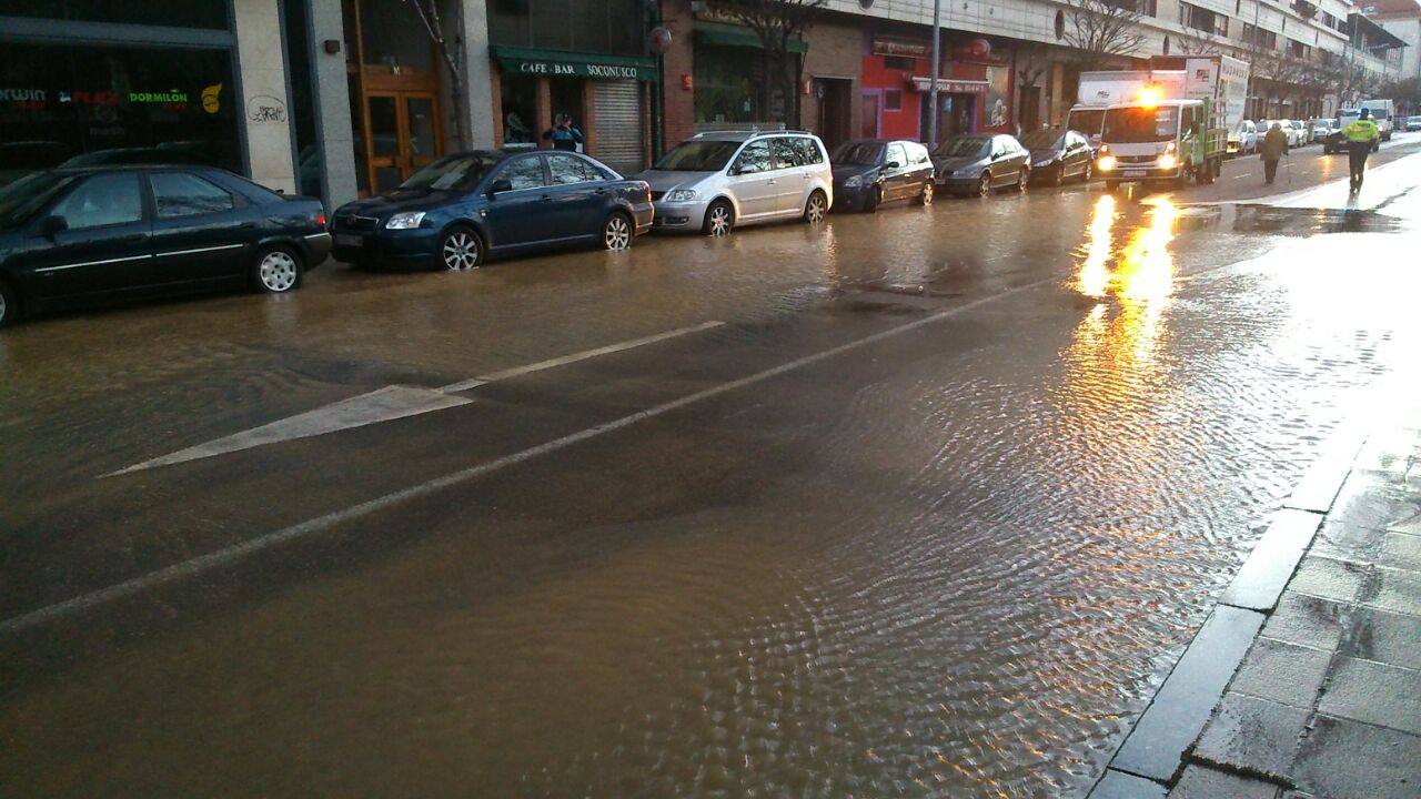 El reventón de un tubería inunda un carril del Paseo de Zorrilla