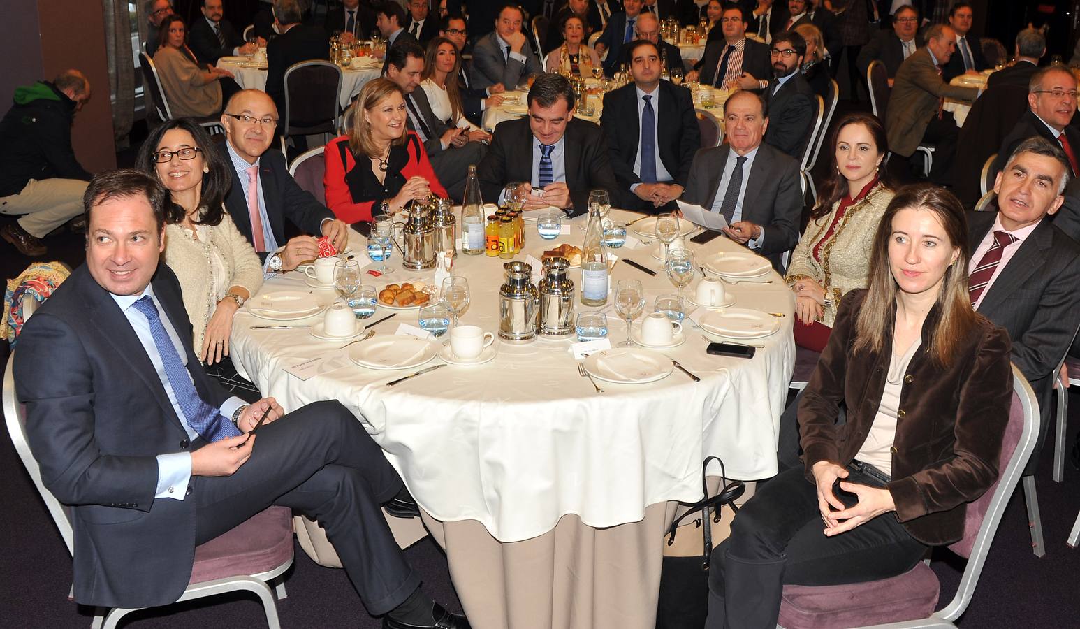 Fernando Ponzán (director de Zona Castilla Este de Banco Sabadell);Ana Torme (senadora del PP); Ramiro Ruiz Medrano, (delegado del Gobierno); Pilar del Olmo (consejera de Hacienda); Ignacio Pérez (director general de El Norte); Tomás Villanueva (consejero de Economía y Empleo); Silvia Clemente (consejera de Agricultura y Ganadería); Patricio Llorente (Collosa); y Eva Lamalfa (directora de Comunicación de Galletas Gullón).