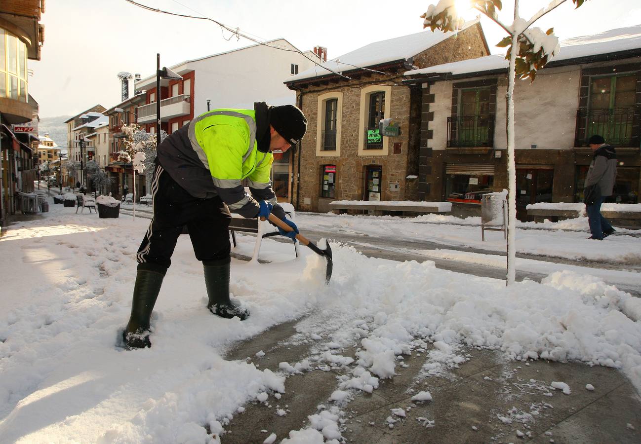 Un operario retira la nieve acumulada en la localidad de Toreno (León).