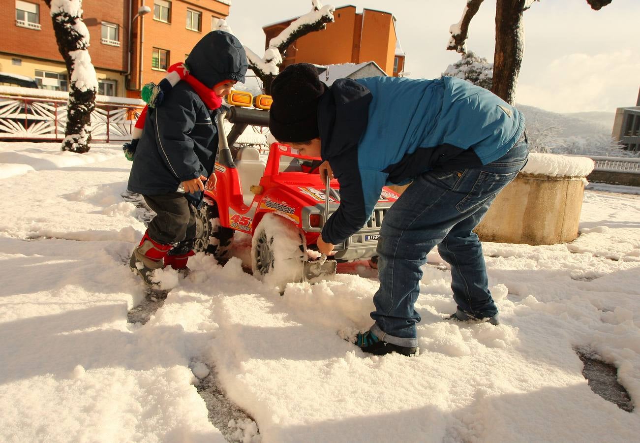 Dos niños juegan con la nieve en la localidad de Toreno (León).