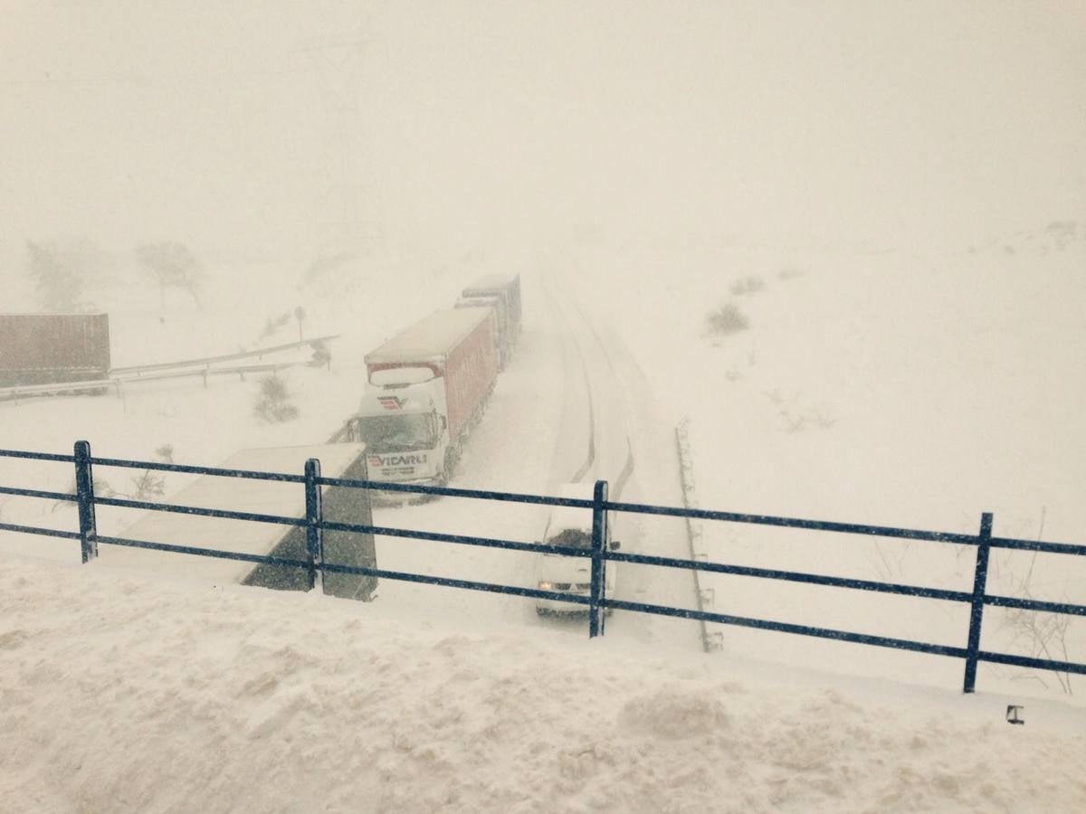 La nieve sigue cayendo en Aguilar de Campoo.