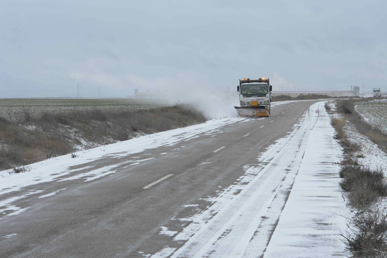 Una máquina quitanieves en la carretera de Campaspero a Cogeces del Monte.