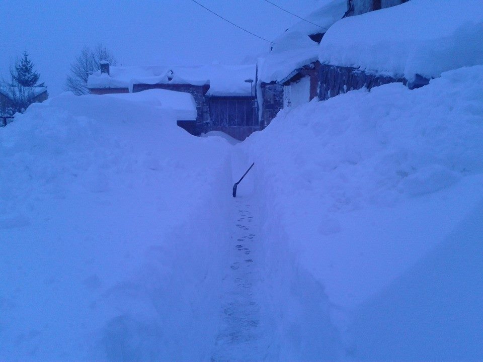Impresionante nevada en la localidad leonesa de Cofiñal