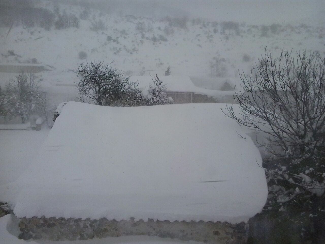 Impresionante nevada en la localidad leonesa de Cofiñal