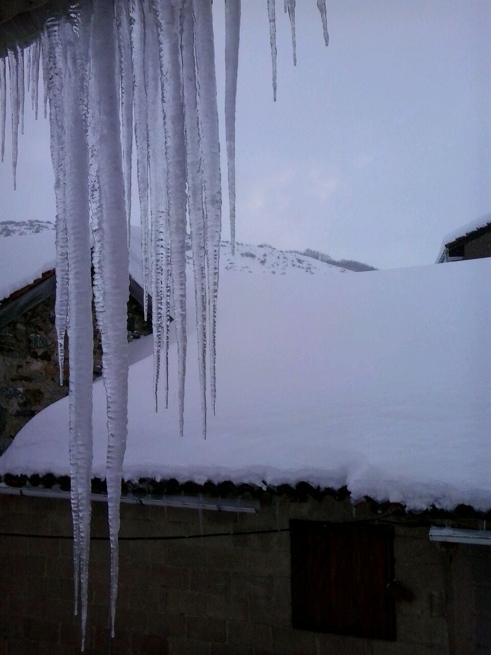 Impresionante nevada en la localidad leonesa de Cofiñal